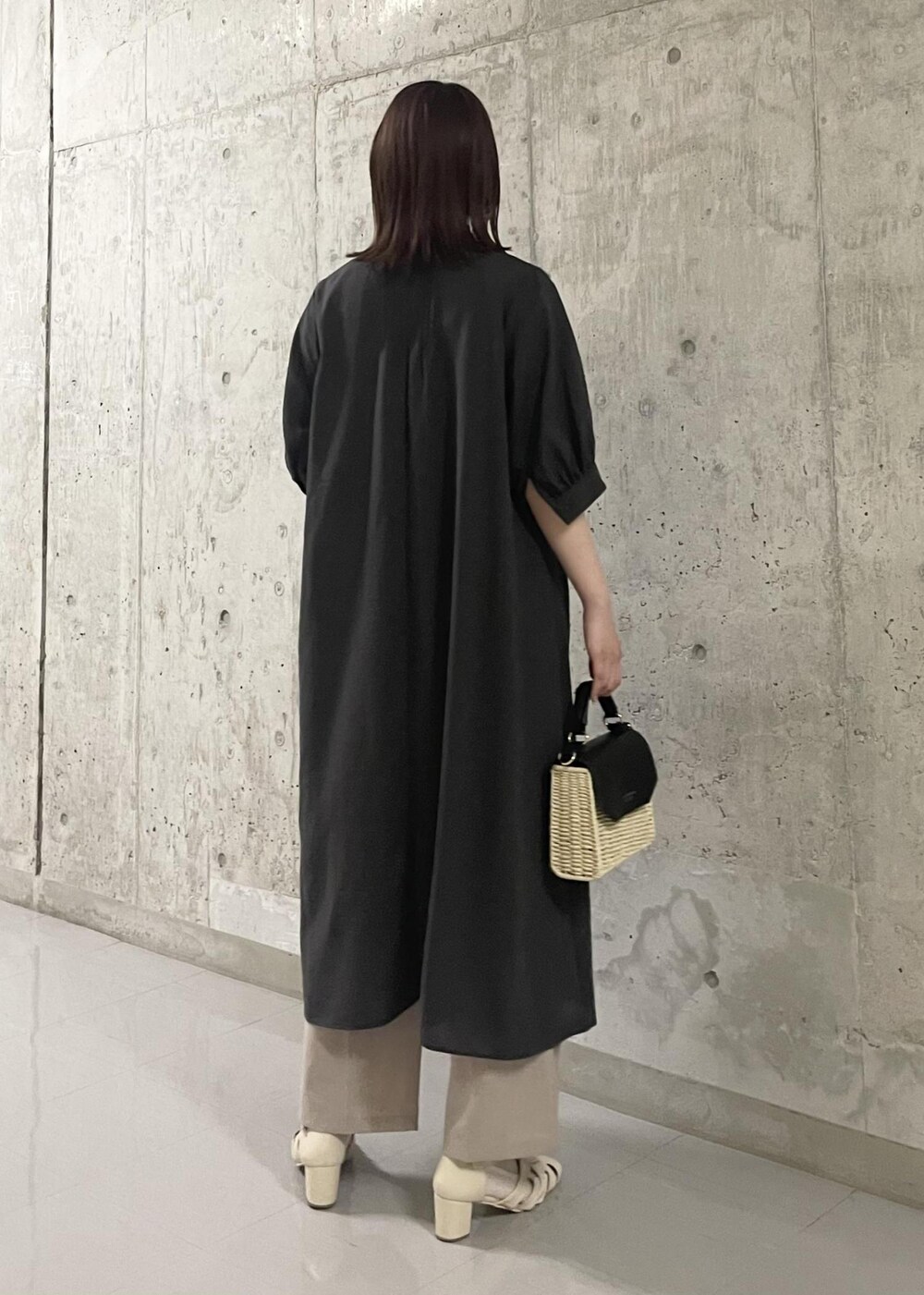 グレー系のワンピース、パープル系のシャツ/ブラウス、ホワイト系のサンダルを着用したレディースの夏コーディネートの3枚目の写真