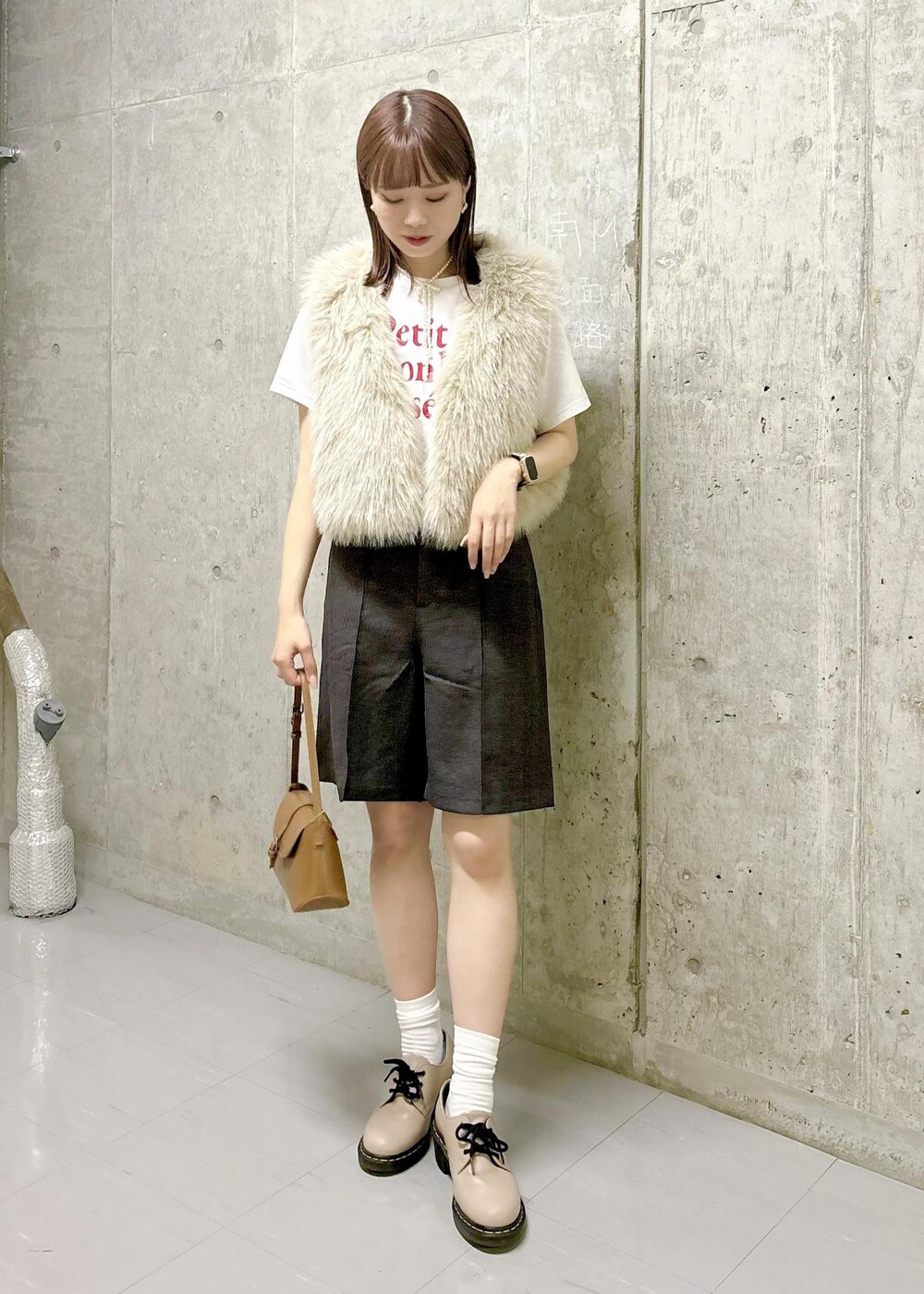ベージュ系のベスト、ホワイト系のTシャツ/カットソー、ブラウン系のその他パンツを着用したレディースの秋コーディネートの3枚目の写真