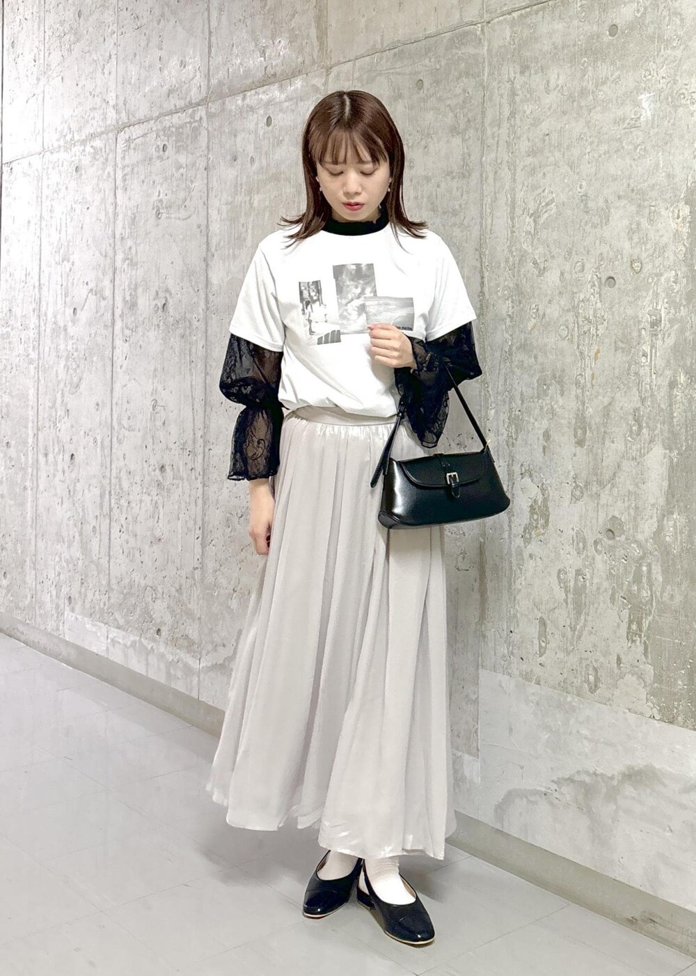 ホワイト系のTシャツ/カットソー、ブラック系のショルダーバッグ、ブラック系のシャツ/ブラウスを着用したレディースの秋コーディネートの3枚目の写真