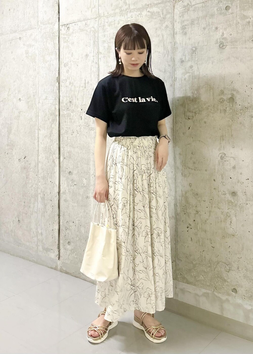ブラック系のTシャツ/カットソー、ホワイト系のその他パンツ、ゴールド系のサンダルを着用したレディースの夏コーディネートの3枚目の写真
