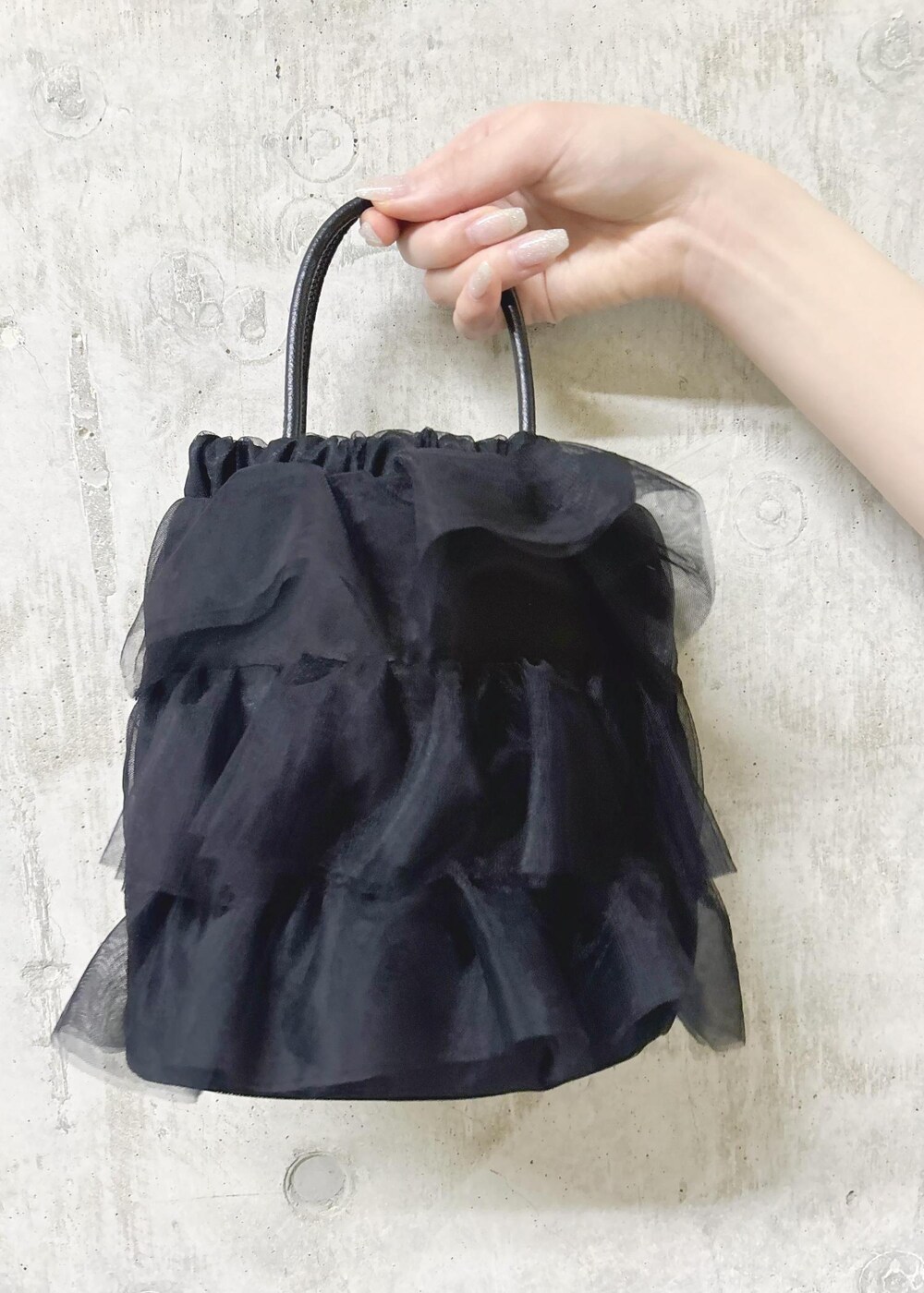 シルバー系のサンダル、ブラック系のショルダーバッグ、グレー系のカーゴパンツを着用したレディースの夏コーディネートの9枚目の写真
