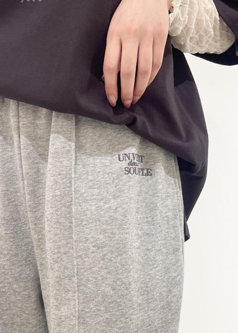 ホワイト系のTシャツ/カットソー、シルバー系のパンプス、イエロー系のトートバッグを着用したレディースの春コーディネートの4枚目の写真