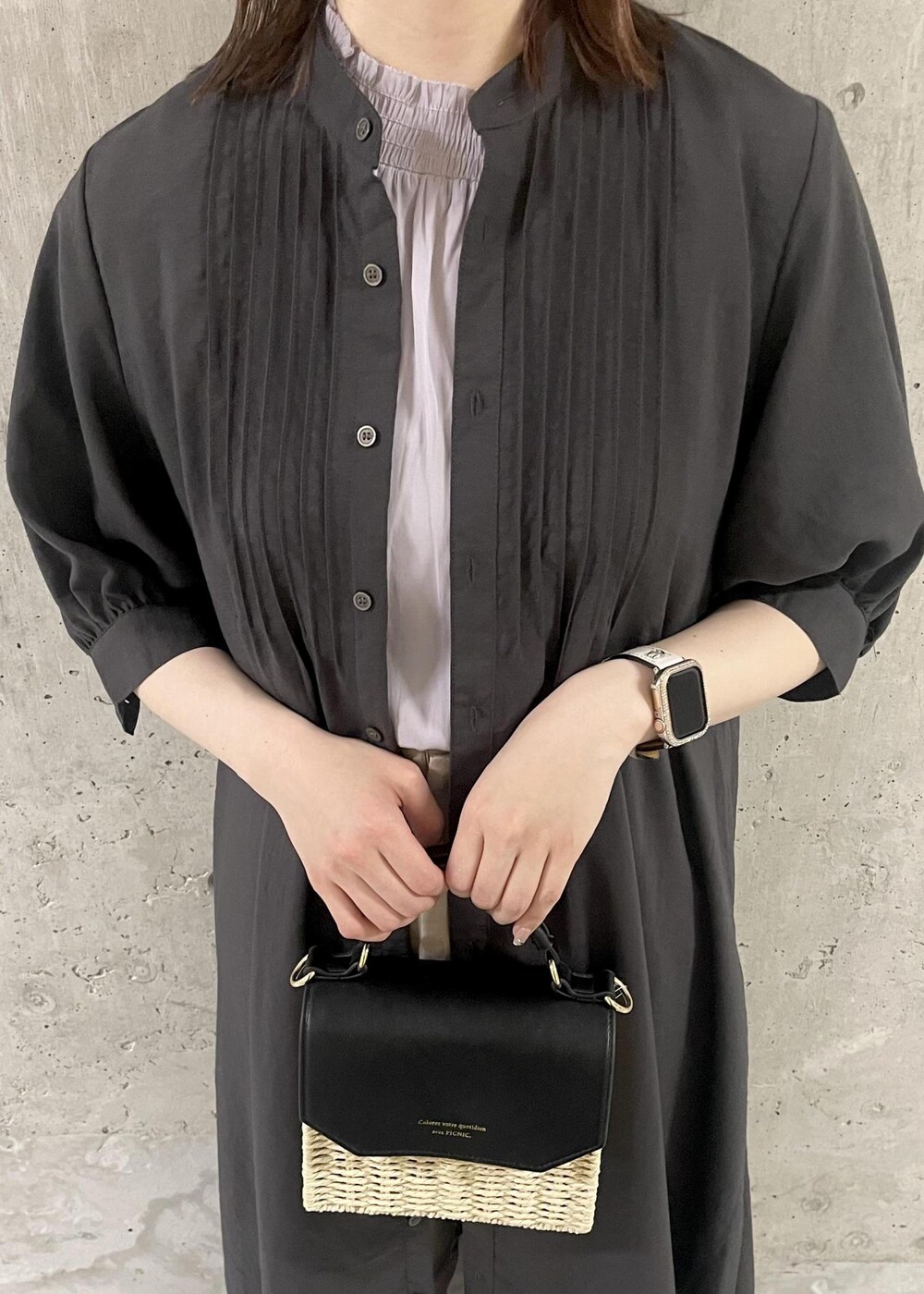 グレー系のワンピース、パープル系のシャツ/ブラウス、ホワイト系のサンダルを着用したレディースの夏コーディネートの4枚目の写真