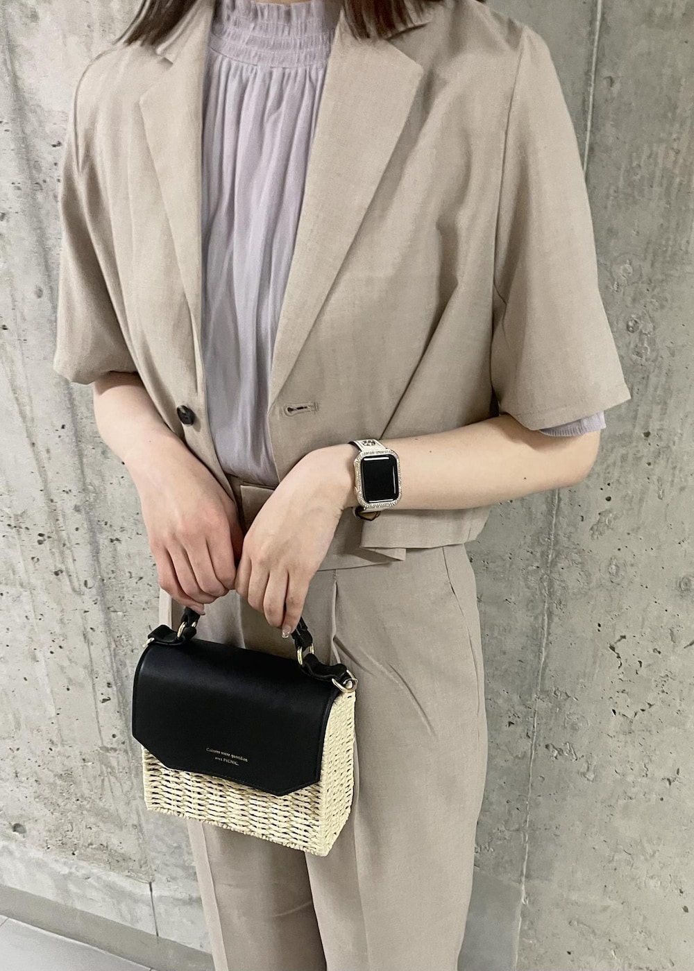 パープル系のシャツ/ブラウス、ホワイト系のサンダル、ブラック系のショルダーバッグを着用したレディースの春コーディネートの4枚目の写真