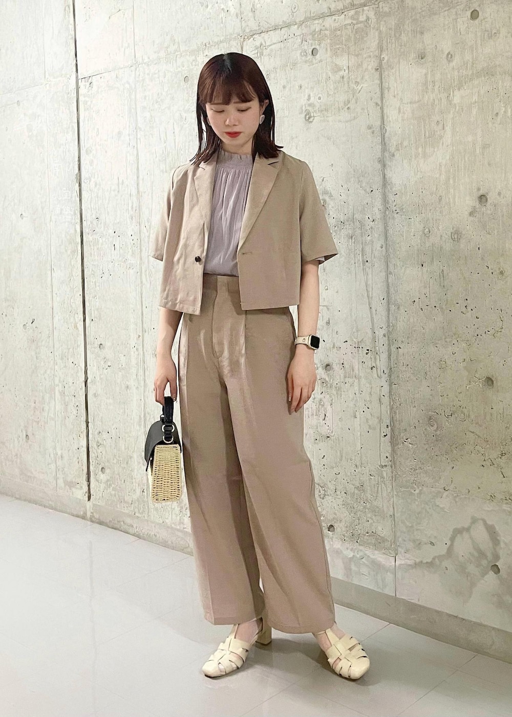 パープル系のシャツ/ブラウス、ホワイト系のサンダル、ブラック系のショルダーバッグを着用したレディースの春コーディネートの2枚目の写真