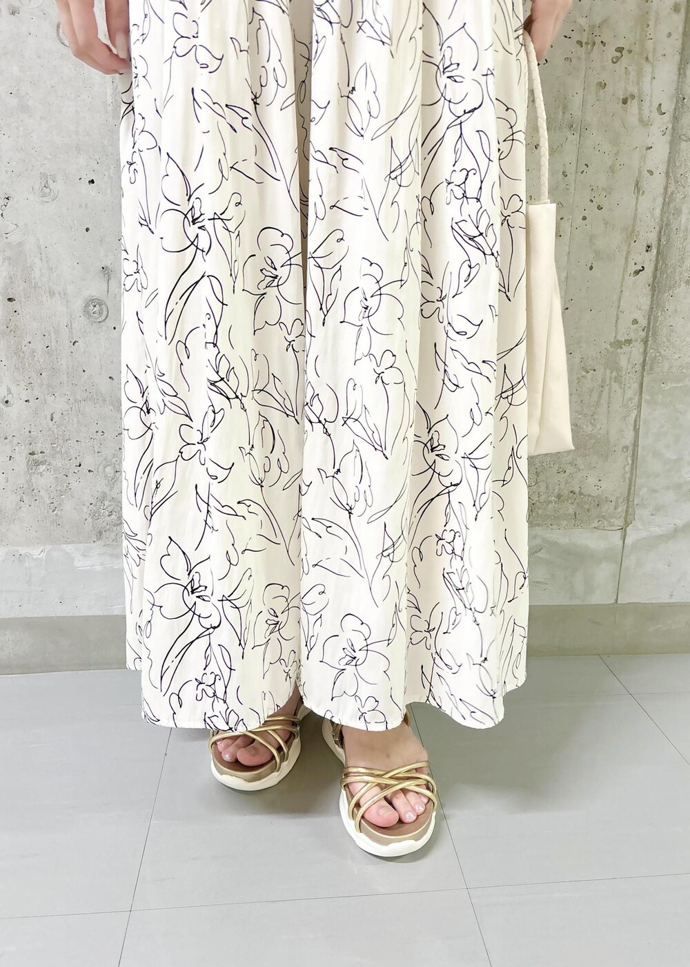 ブラック系のTシャツ/カットソー、ホワイト系のその他パンツ、ゴールド系のサンダルを着用したレディースの夏コーディネートの8枚目の写真