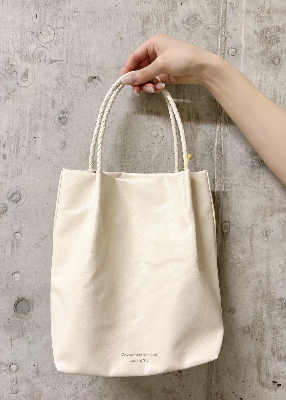 ホワイト系のワンピース、ゴールド系のサンダル、ブラウン系のテーラードジャケットを着用したレディースの夏コーディネートの8枚目の写真