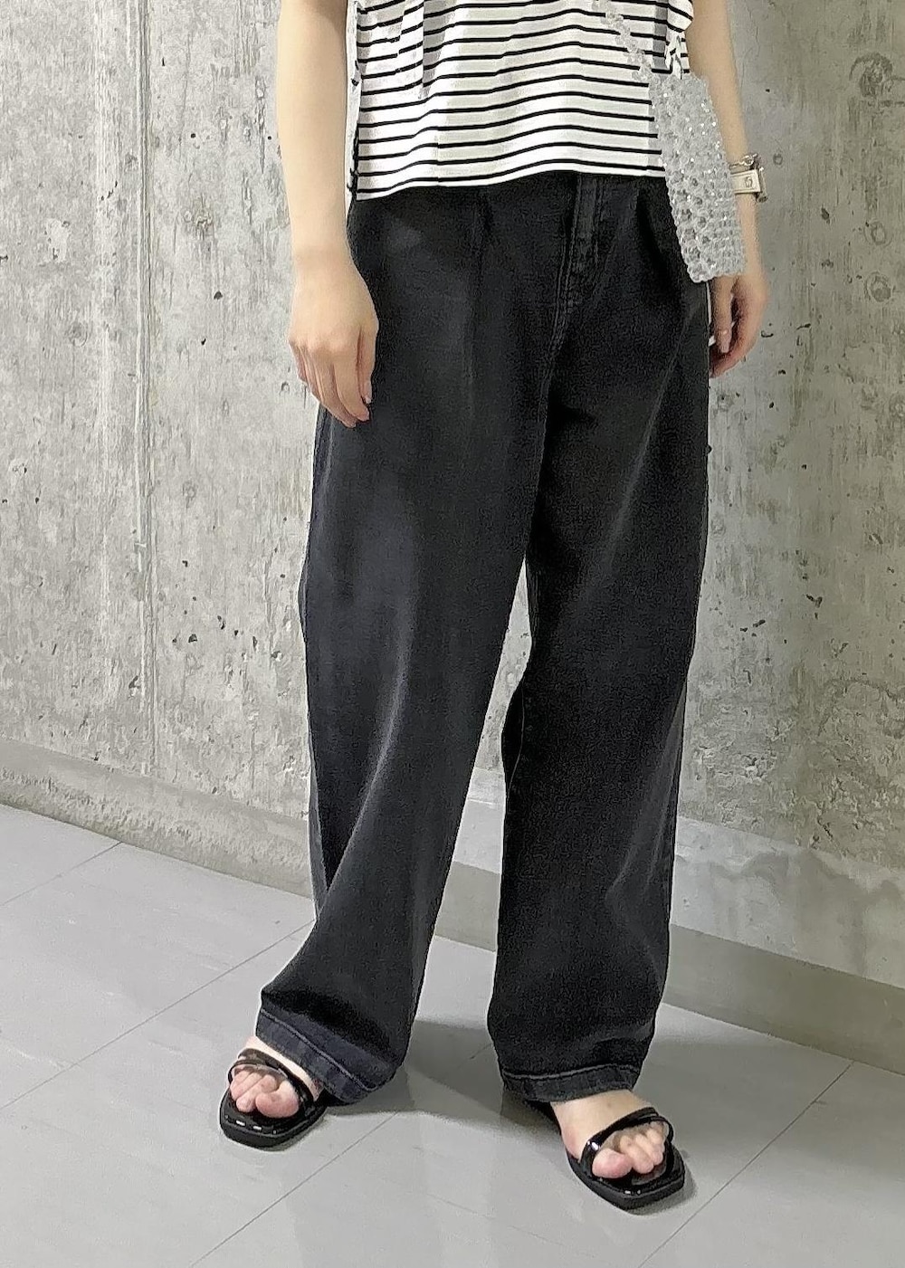ブラック系のサンダル、ホワイト系のショルダーバッグ、ホワイト系のTシャツ/カットソーを着用したレディースの春コーディネートの6枚目の写真