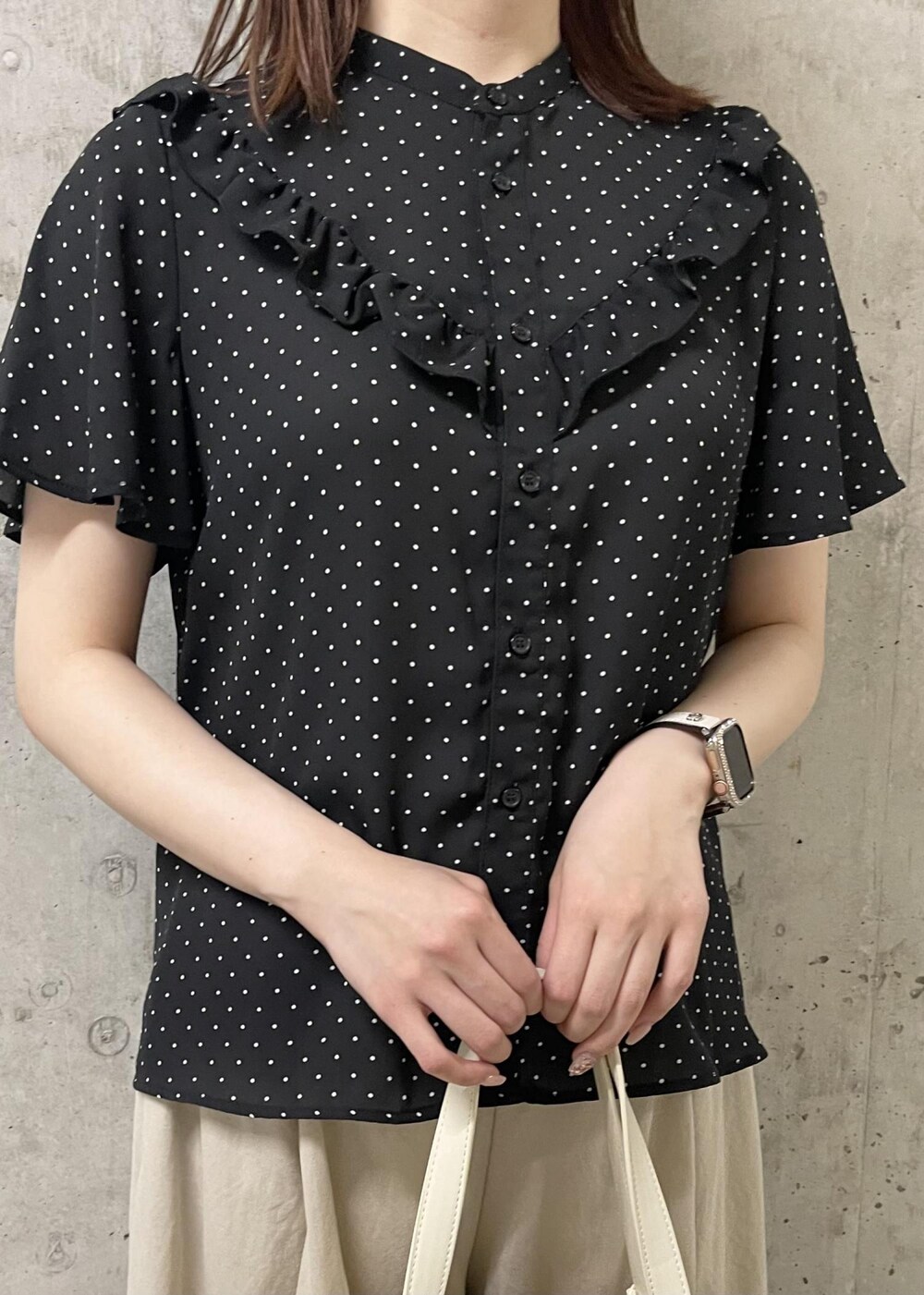 ブラック系のシャツ/ブラウス、ホワイト系のトートバッグ、シルバー系のサンダルを着用したレディースの夏コーディネートの4枚目の写真