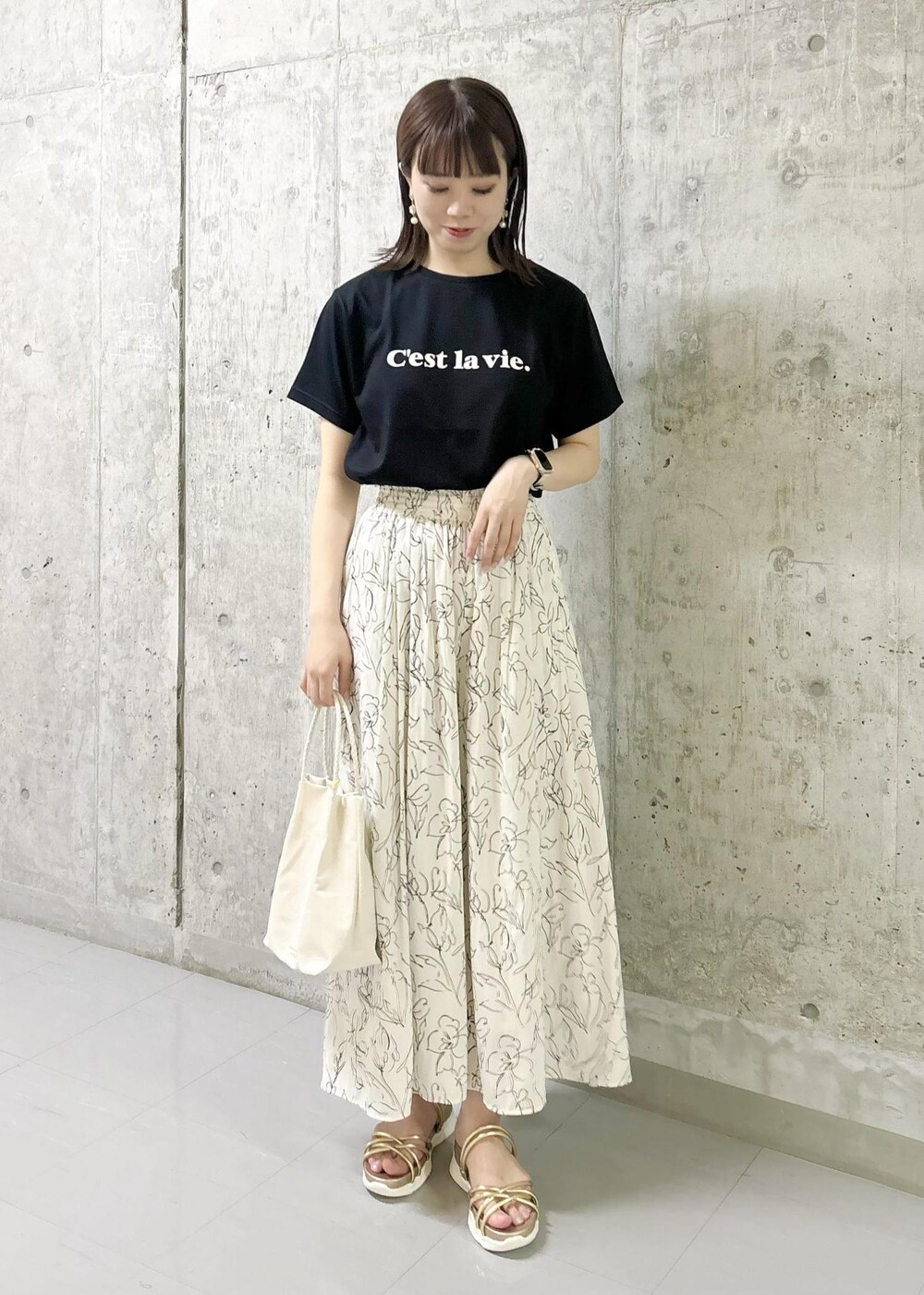 ブラック系のTシャツ/カットソー、ホワイト系のその他パンツ、ゴールド系のサンダルを着用したレディースの夏コーディネートの2枚目の写真