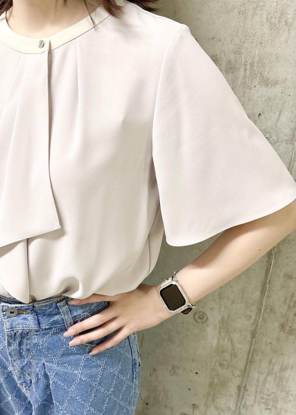 ホワイト系のサンダル、ブラウン系のショルダーバッグ、ピンク系のシャツ/ブラウスを着用したレディースの夏コーディネートの7枚目の写真