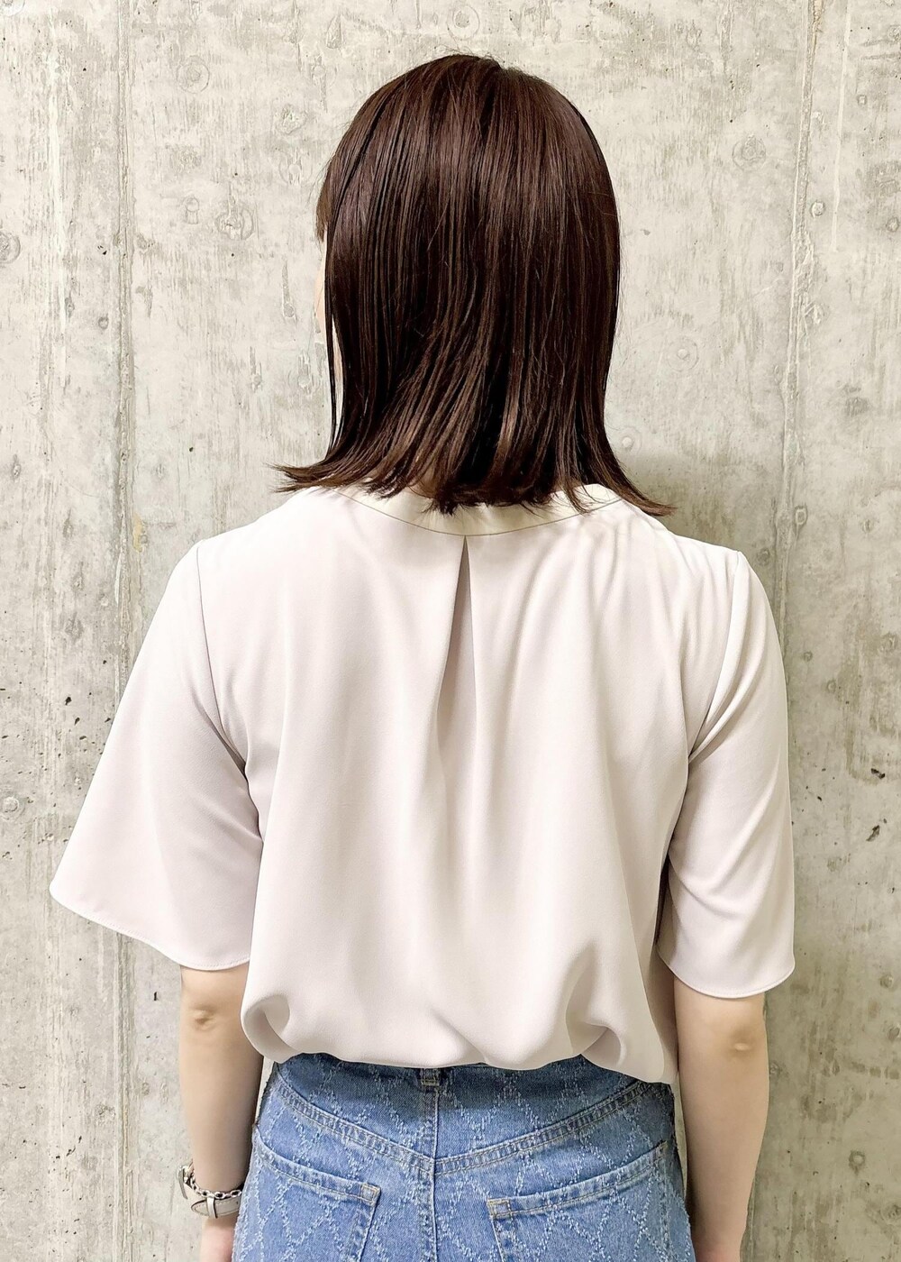 ホワイト系のサンダル、ブラウン系のショルダーバッグ、ピンク系のシャツ/ブラウスを着用したレディースの夏コーディネートの8枚目の写真