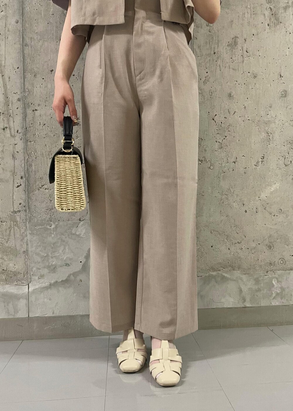 パープル系のシャツ/ブラウス、ホワイト系のサンダル、ブラック系のショルダーバッグを着用したレディースの春コーディネートの5枚目の写真