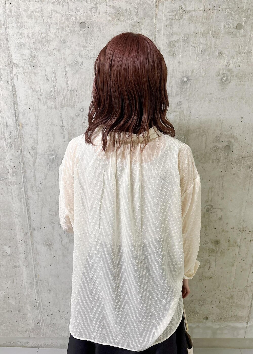 ホワイト系のトートバッグ、ホワイト系のシャツ/ブラウス、ブラック系のパンプスを着用したレディースの秋コーディネートの7枚目の写真