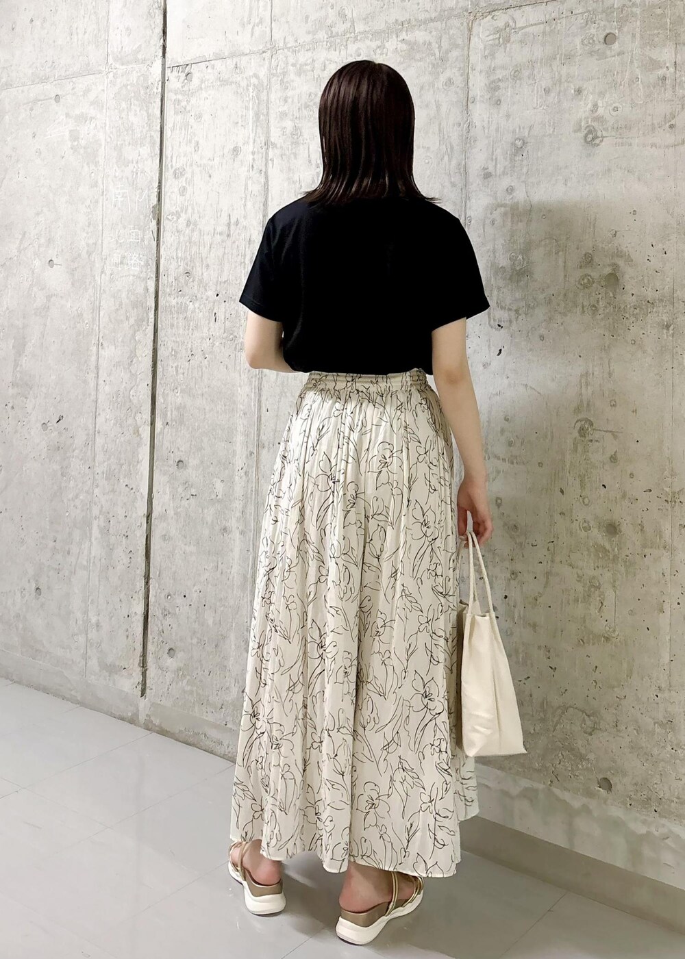 ブラック系のTシャツ/カットソー、ホワイト系のその他パンツ、ゴールド系のサンダルを着用したレディースの夏コーディネートの5枚目の写真