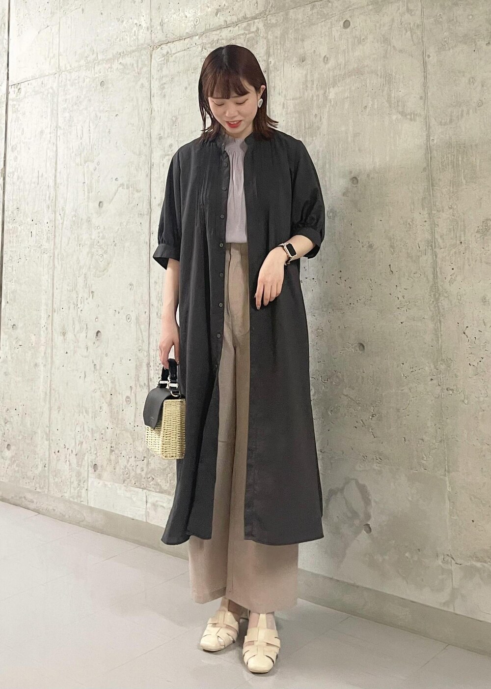 グレー系のワンピース、パープル系のシャツ/ブラウス、ホワイト系のサンダルを着用したレディースの夏コーディネートの2枚目の写真