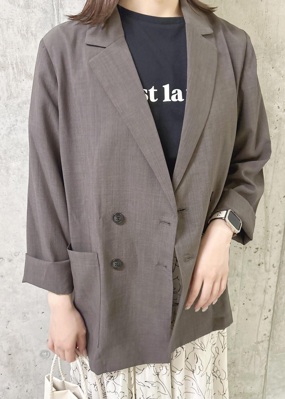 ホワイト系のトートバッグ、ブラック系のTシャツ/カットソー、ゴールド系のサンダルを着用したレディースの夏コーディネートの5枚目の写真