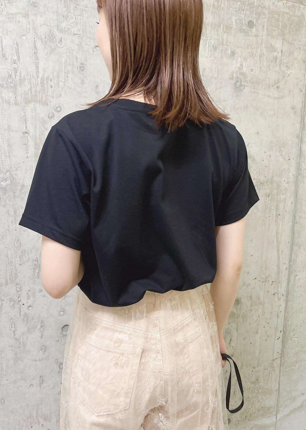 ホワイト系のノーカラージャケット、ホワイト系のショルダーバッグ、ブラック系のTシャツ/カットソーを着用したレディースの夏コーディネートの8枚目の写真