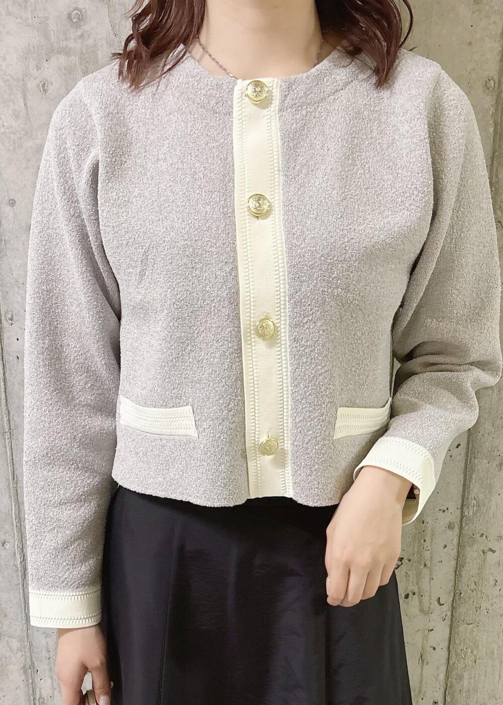 ブラック系のスカート、グレー系のカーディガン/ボレロ、ブラック系のパンプスを着用したレディースの秋コーディネートの4枚目の写真