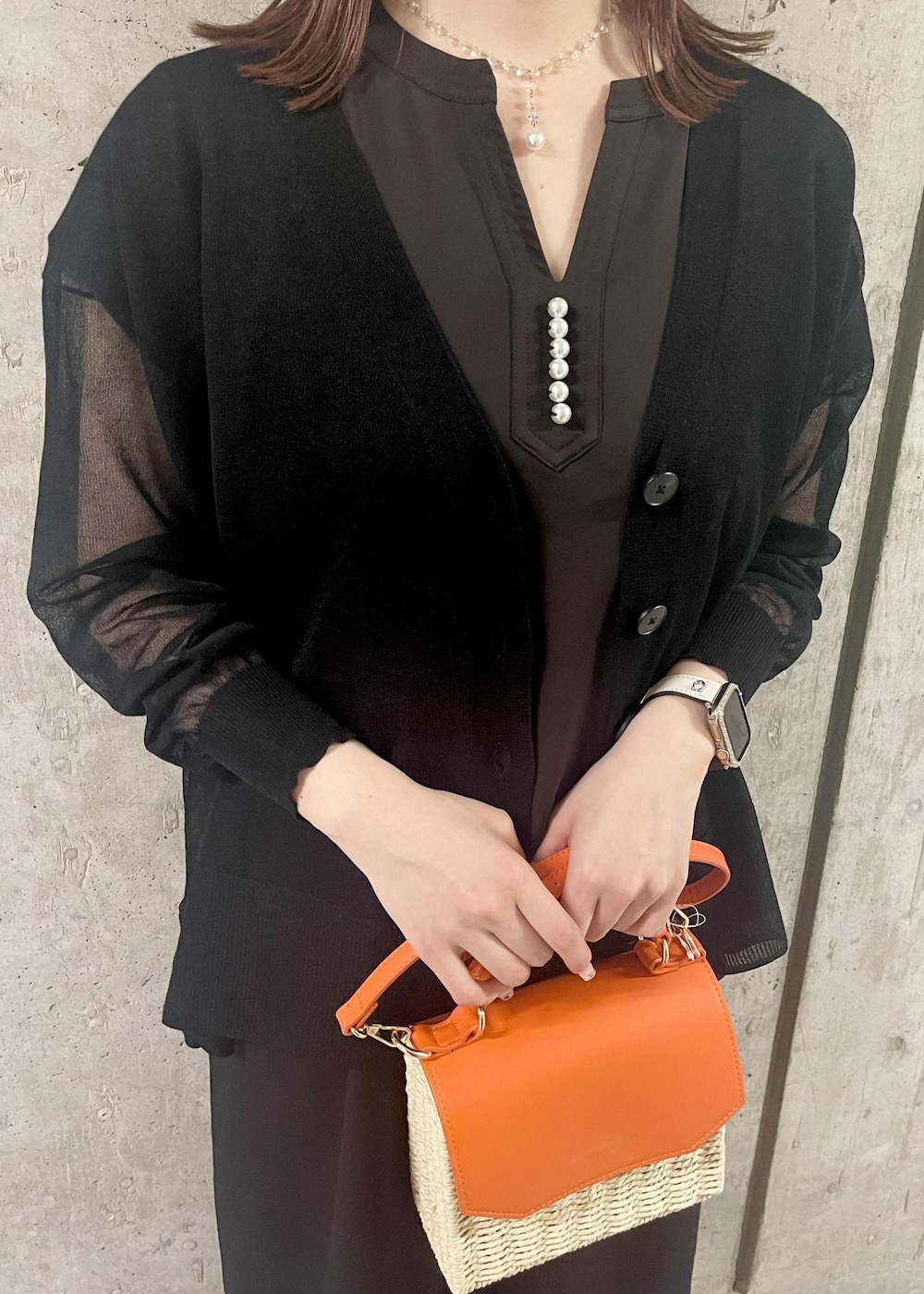 ブラック系のカーディガン/ボレロ、ブラック系のサンダル、ブラック系のワンピースを着用したレディースの夏コーディネートの5枚目の写真