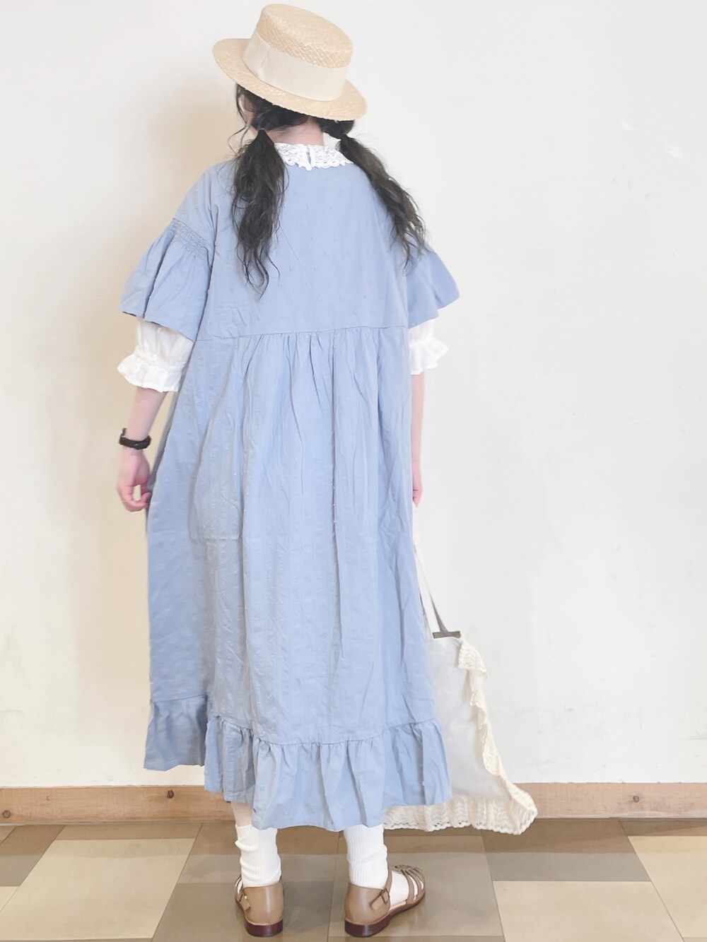 ホワイト系のシャツ/ブラウス、ベージュ系のサンダル、ブルー系のワンピースを着用したレディースの春コーディネートの4枚目の写真