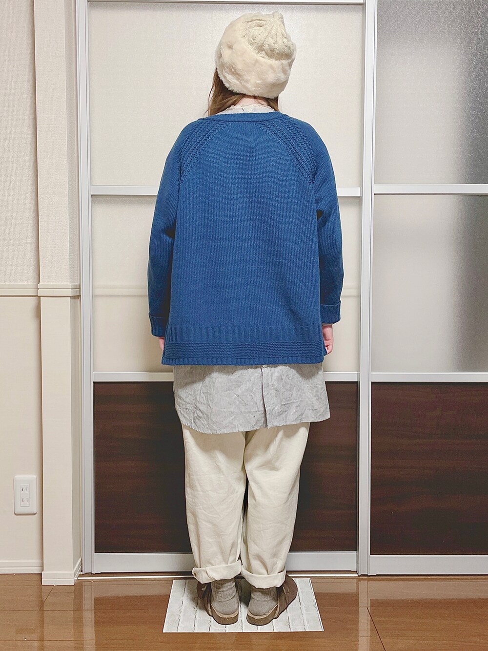 ブルー系のカーディガン/ボレロ、ホワイト系のその他パンツ、ブルー系のトップスを着用したレディースの冬コーディネートの5枚目の写真