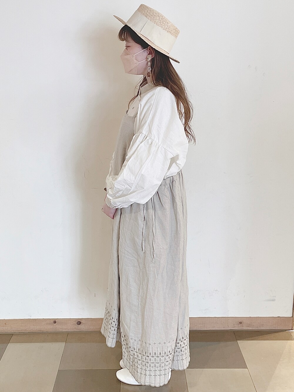 ホワイト系のシャツ/ブラウス、ホワイト系のその他シューズ、ベージュ系のかごバッグを着用したレディースの春コーディネートの2枚目の写真