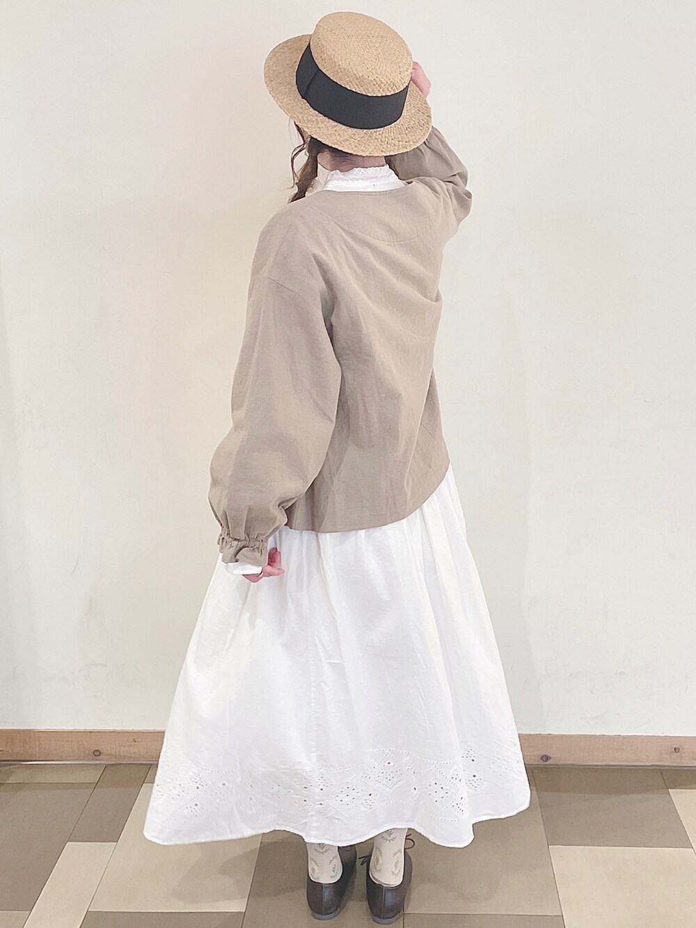 ベージュ系のノーカラージャケット、ブラウン系のその他シューズ、ベージュ系のバッグを着用したレディースの春コーディネートの4枚目の写真