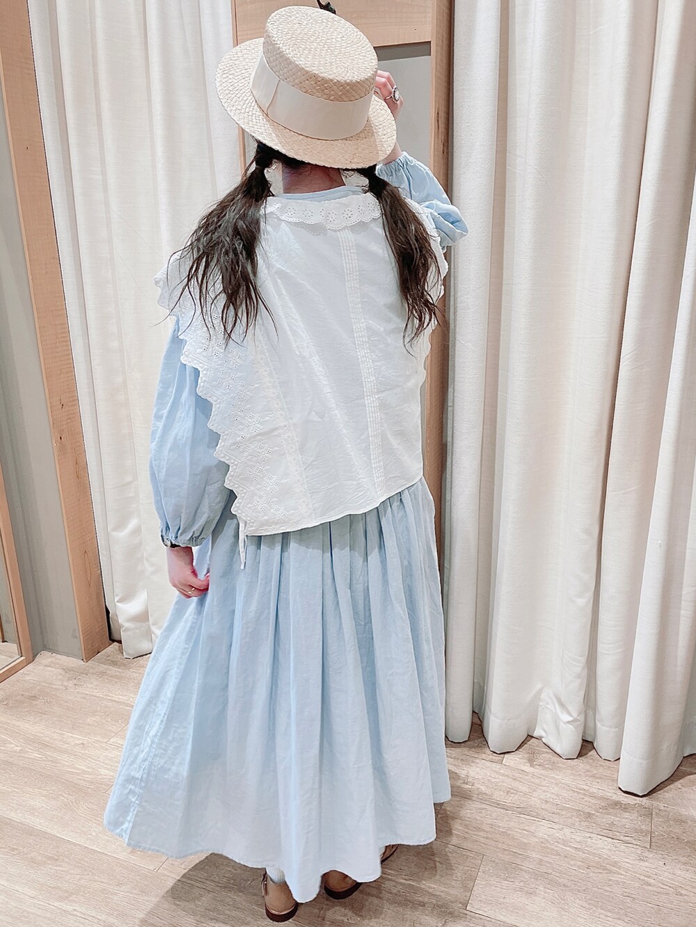 ホワイト系のシャツ/ブラウス、ベージュ系のサンダル、ベージュ系のエコバッグ/サブバッグを着用したレディースの春コーディネートの3枚目の写真