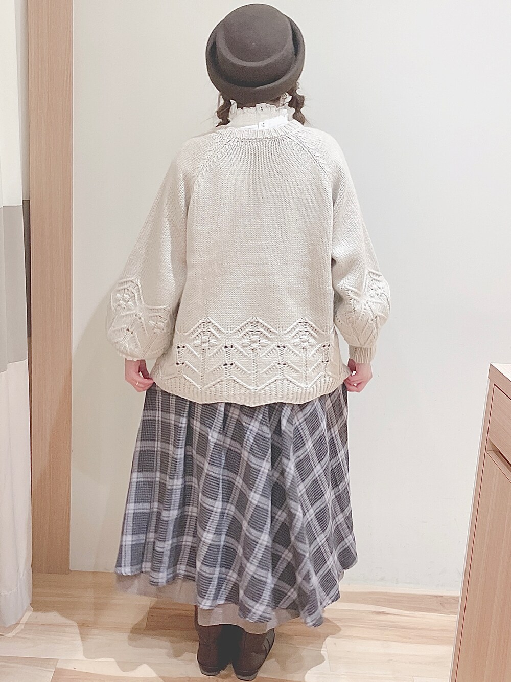 ホワイト系のシャツ/ブラウス、グレー系のスカート、ホワイト系のニット/セーターを着用したレディースの秋コーディネートの4枚目の写真