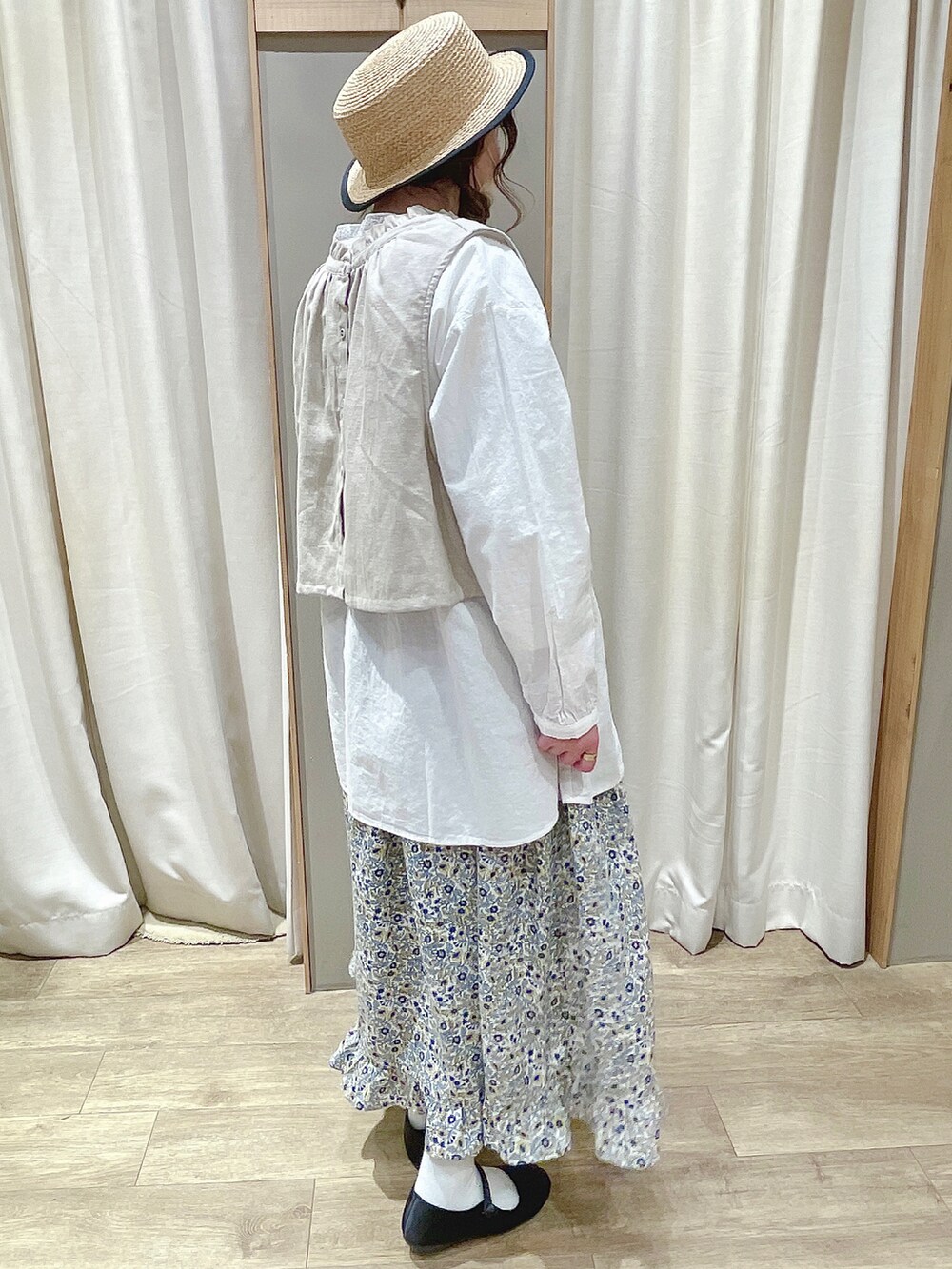 ホワイト系のベスト、ブラック系のその他シューズ、ホワイト系のシャツ/ブラウスを着用したレディースの冬コーディネートの5枚目の写真