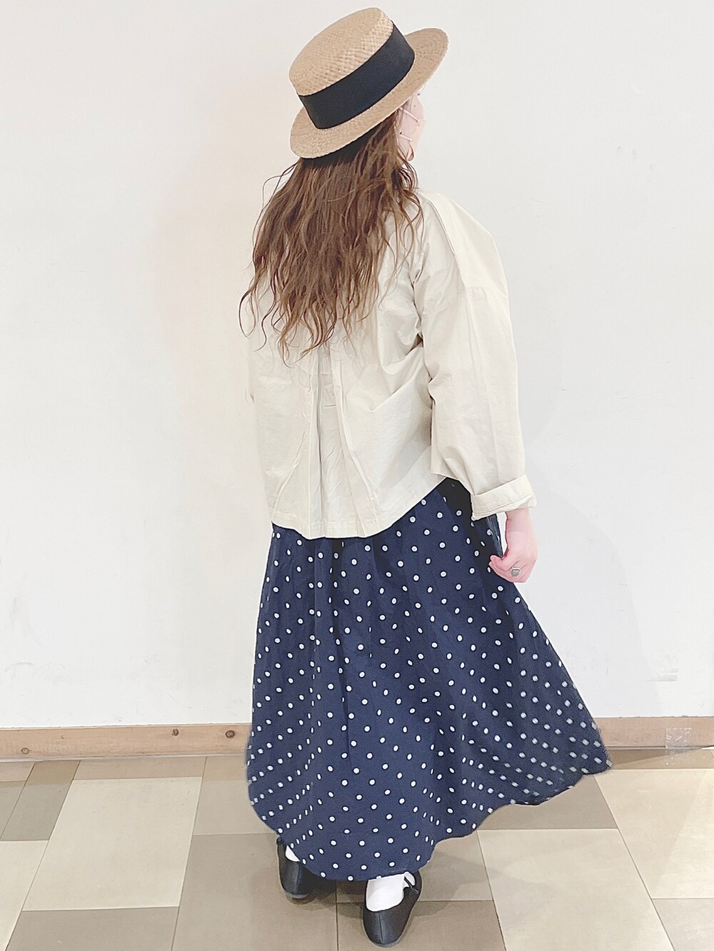 ホワイト系のその他アウター、ブラック系のその他シューズ、ホワイト系のTシャツ/カットソーを着用したレディースの春コーディネートの4枚目の写真