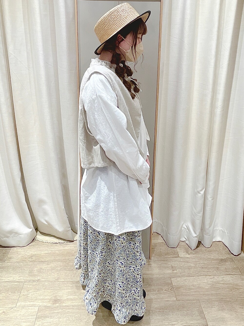 ホワイト系のベスト、ブラック系のその他シューズ、ホワイト系のシャツ/ブラウスを着用したレディースの冬コーディネートの4枚目の写真