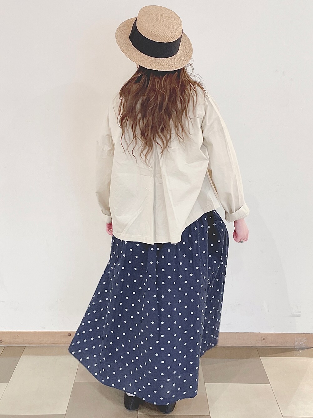 ホワイト系のその他アウター、ブラック系のその他シューズ、ホワイト系のTシャツ/カットソーを着用したレディースの春コーディネートの5枚目の写真