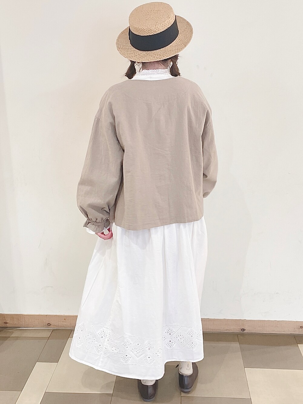 ベージュ系のノーカラージャケット、ブラウン系のその他シューズ、ベージュ系のバッグを着用したレディースの春コーディネートの5枚目の写真