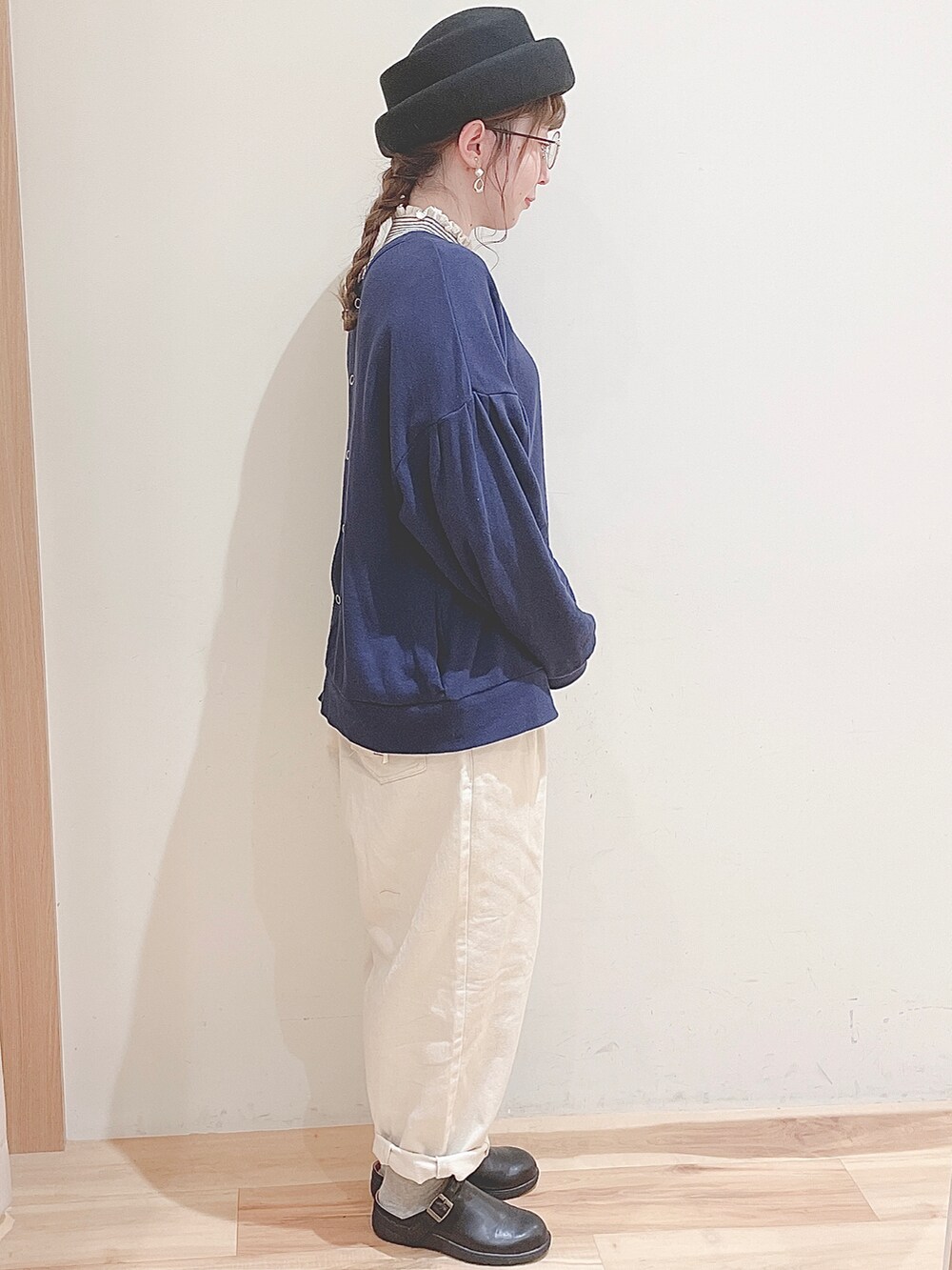 ホワイト系のニット/セーター、ブルー系のカーディガン/ボレロ、ブラック系のサンダルを着用したレディースの秋コーディネートの2枚目の写真