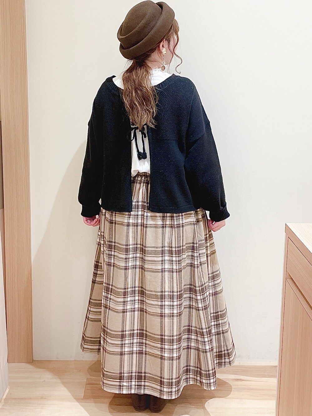 ホワイト系のシャツ/ブラウス、ブラック系のカーディガン/ボレロ、ブラウン系のショルダーバッグを着用したレディースの冬コーディネートの5枚目の写真