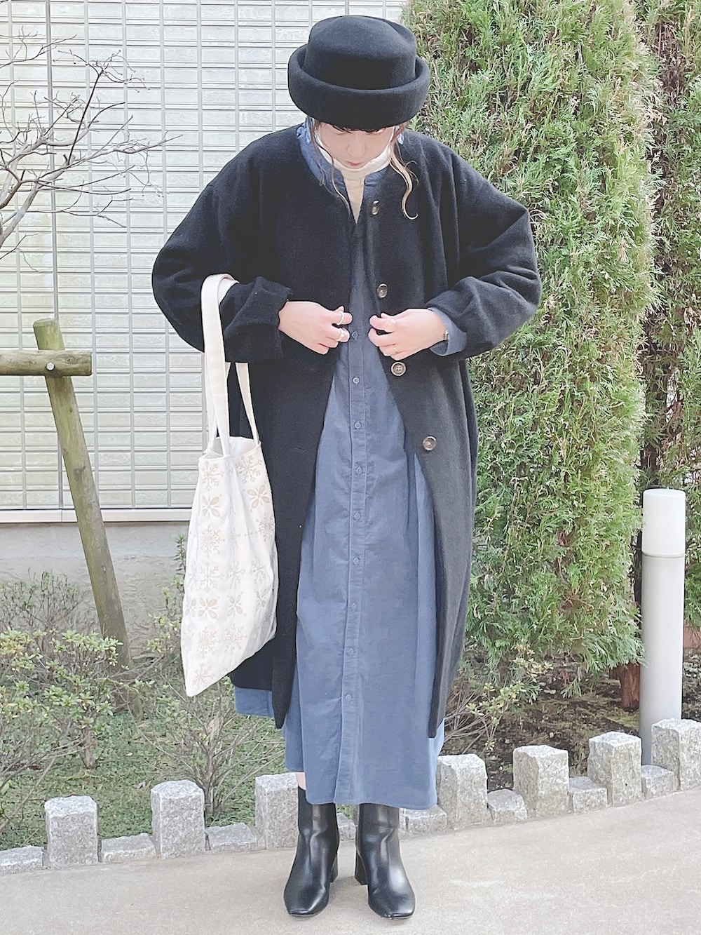 ホワイト系のTシャツ/カットソー、ブルー系のワンピース、ブラック系のその他アウターを着用したレディースの冬コーディネートの2枚目の写真