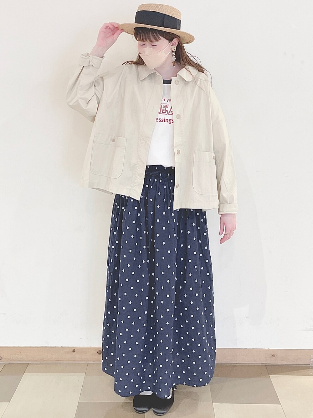 ホワイト系のその他アウター、ブラック系のその他シューズ、ホワイト系のTシャツ/カットソーを着用したレディースの春コーディネートの2枚目の写真