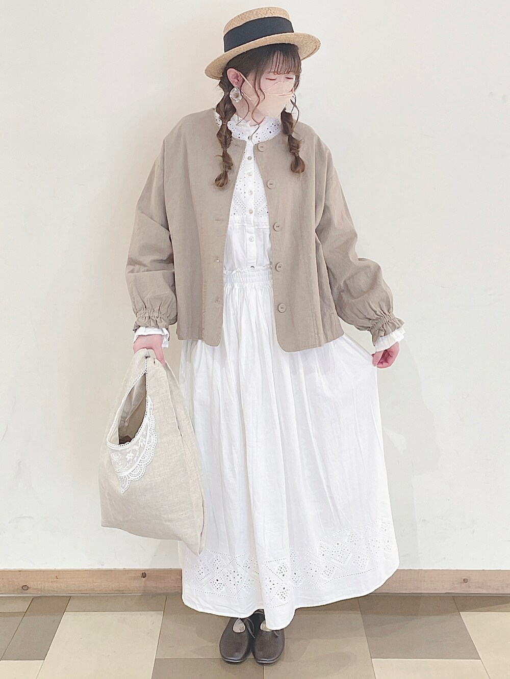 ベージュ系のノーカラージャケット、ブラウン系のその他シューズ、ベージュ系のバッグを着用したレディースの春コーディネートの2枚目の写真