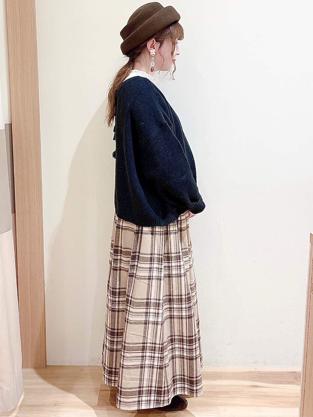 ホワイト系のシャツ/ブラウス、ブラック系のカーディガン/ボレロ、ブラウン系のショルダーバッグを着用したレディースの冬コーディネートの4枚目の写真