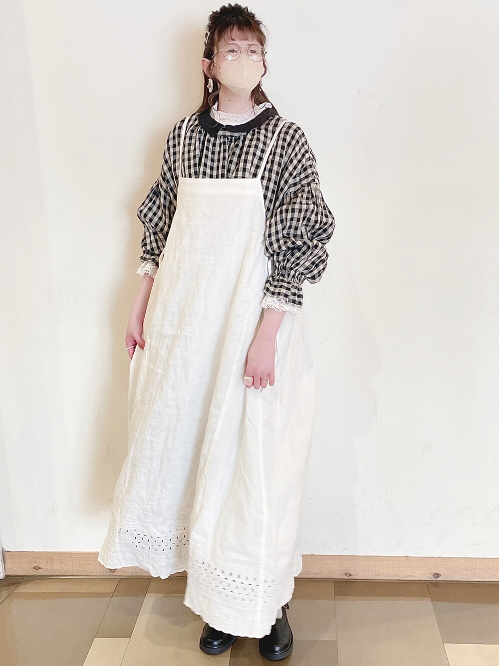 ブラック系のその他シューズ、その他のその他を着用したレディースの冬コーディネートの2枚目の写真