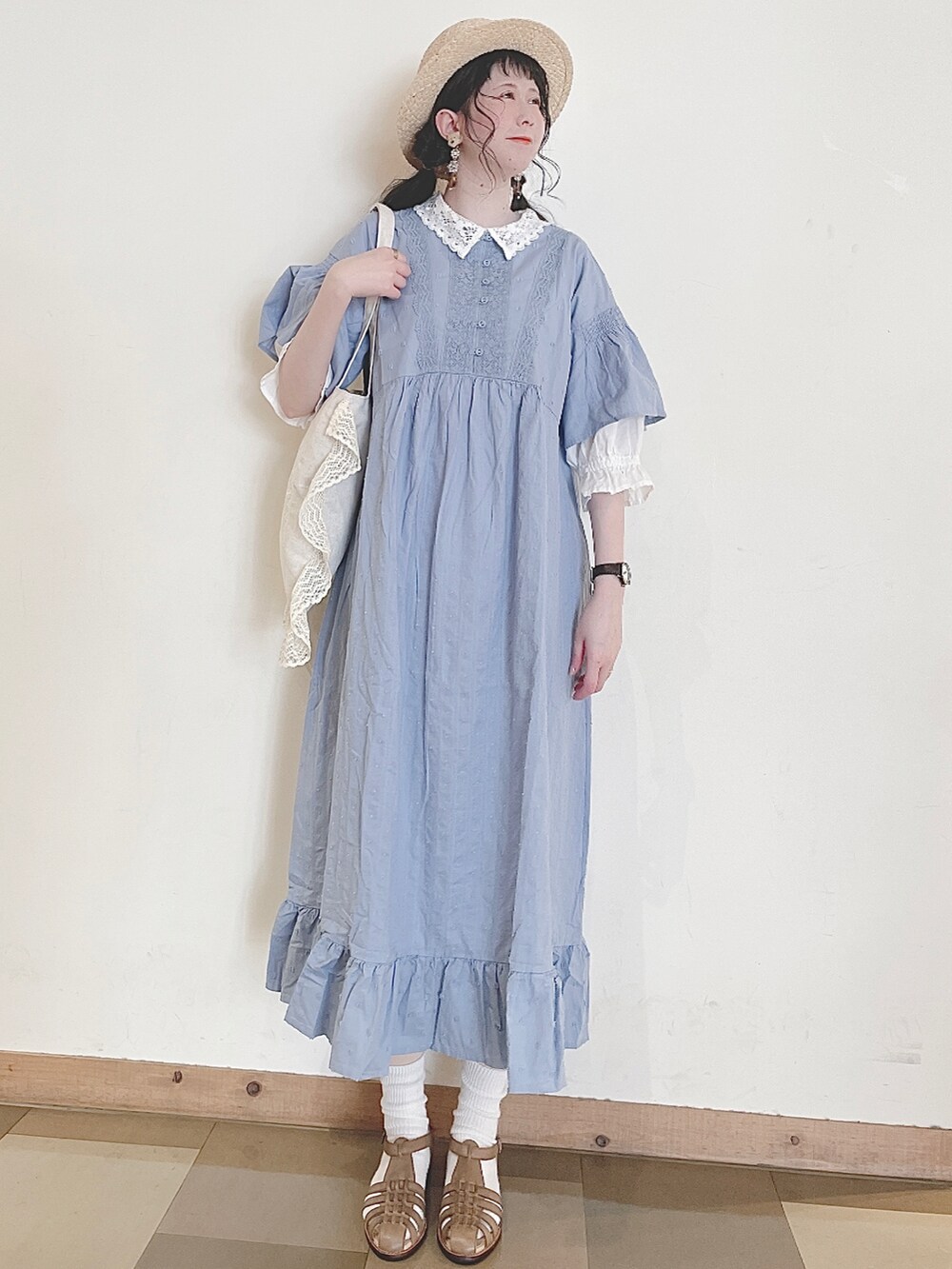 ホワイト系のシャツ/ブラウス、ベージュ系のサンダル、ブルー系のワンピースを着用したレディースの春コーディネートの2枚目の写真