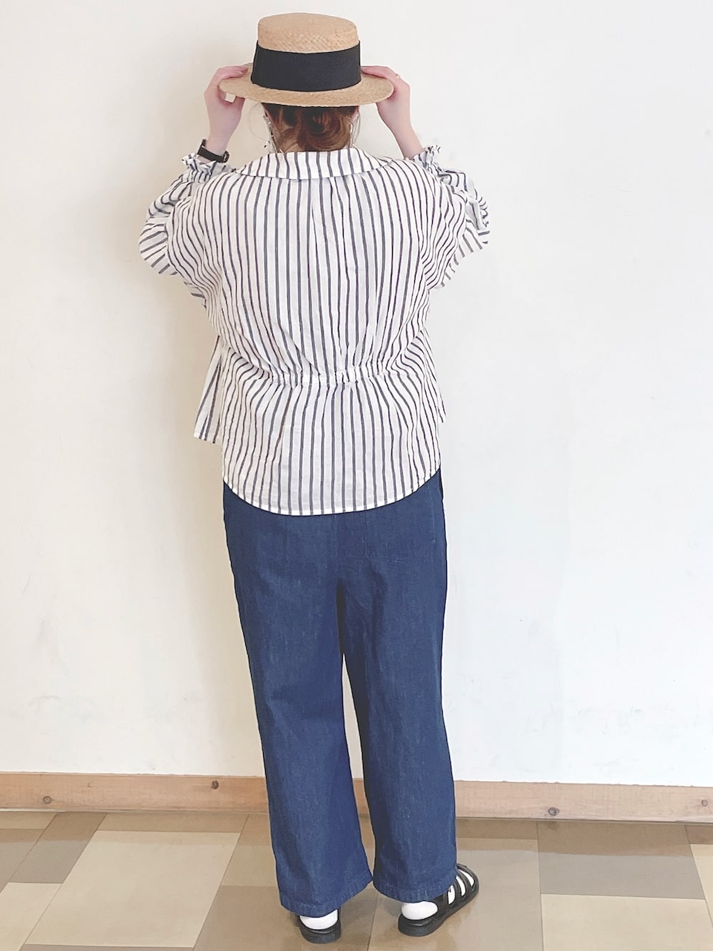 ブラック系のシャツ/ブラウス、ベージュ系のTシャツ/カットソー、ブルー系のサロペット/オーバーオールを着用したレディースの春コーディネートの3枚目の写真