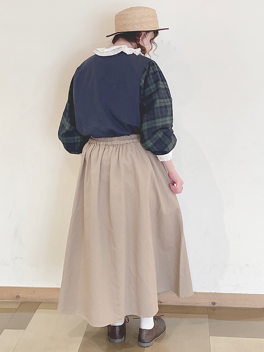 ホワイト系のシャツ/ブラウス、ブルー系のTシャツ/カットソー、ベージュ系のスカートを着用したレディースの冬コーディネートの3枚目の写真