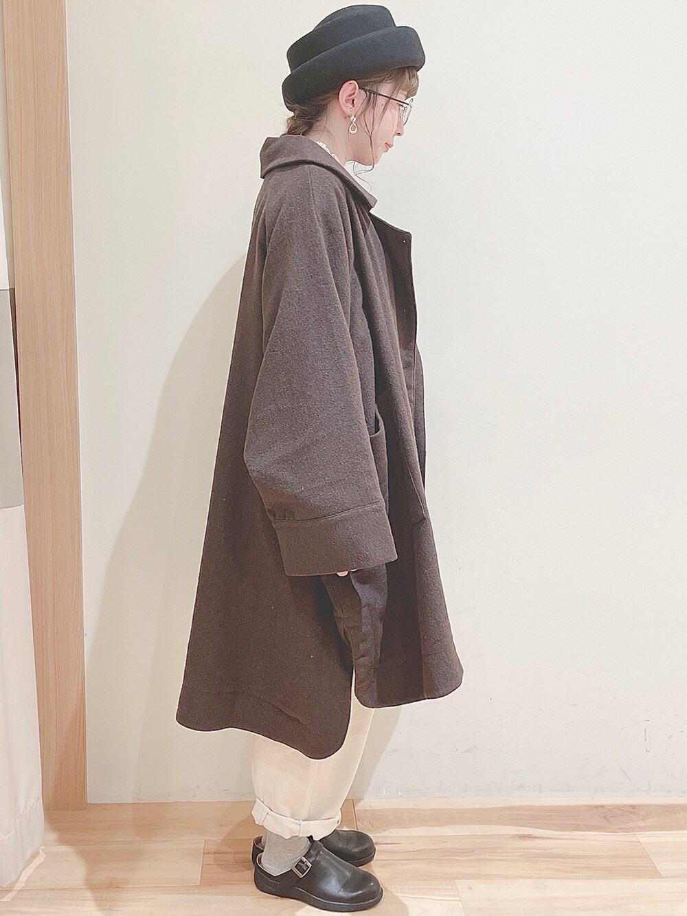 ホワイト系のニット/セーター、ブルー系のカーディガン/ボレロ、ブラック系のサンダルを着用したレディースの秋コーディネートの2枚目の写真