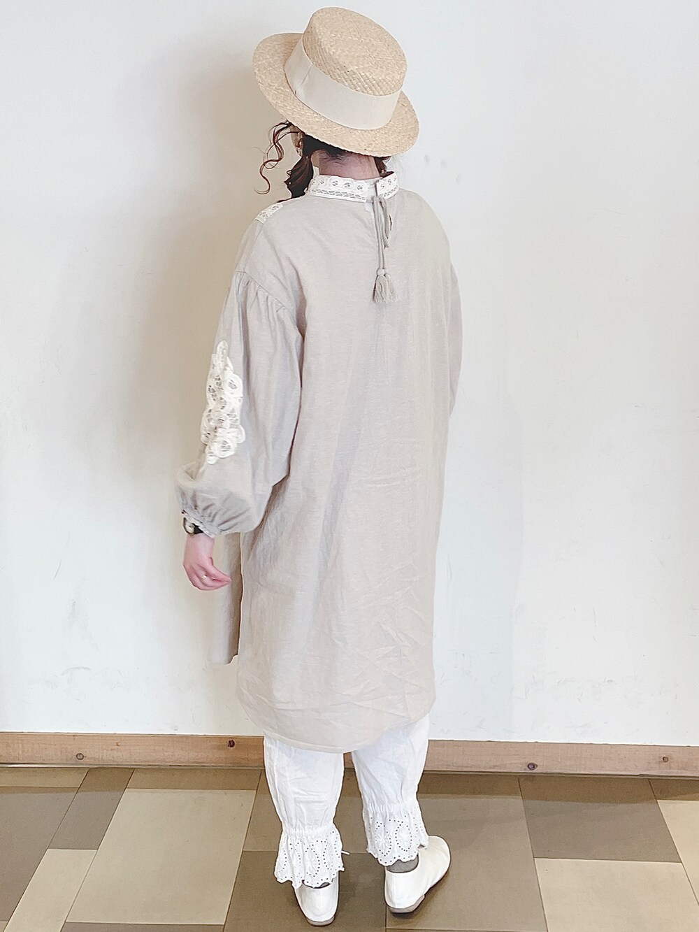 ホワイト系のその他シューズ、ベージュ系のチュニック、ホワイト系のその他パンツを着用したレディースの春コーディネートの4枚目の写真