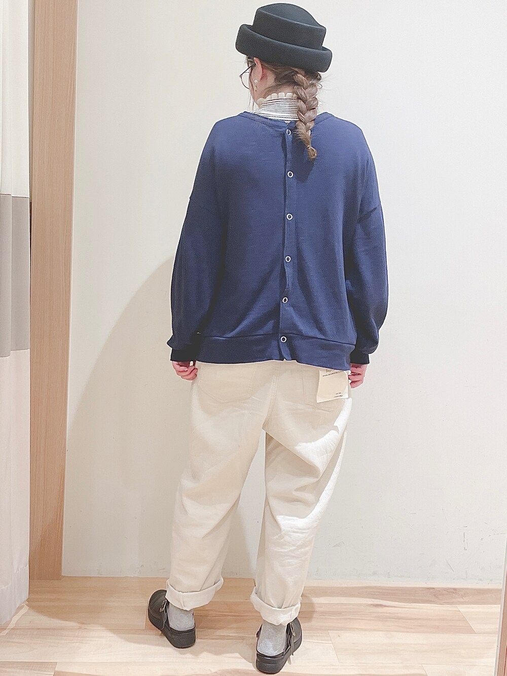 ホワイト系のニット/セーター、ブルー系のカーディガン/ボレロ、ブラック系のサンダルを着用したレディースの秋コーディネートの3枚目の写真