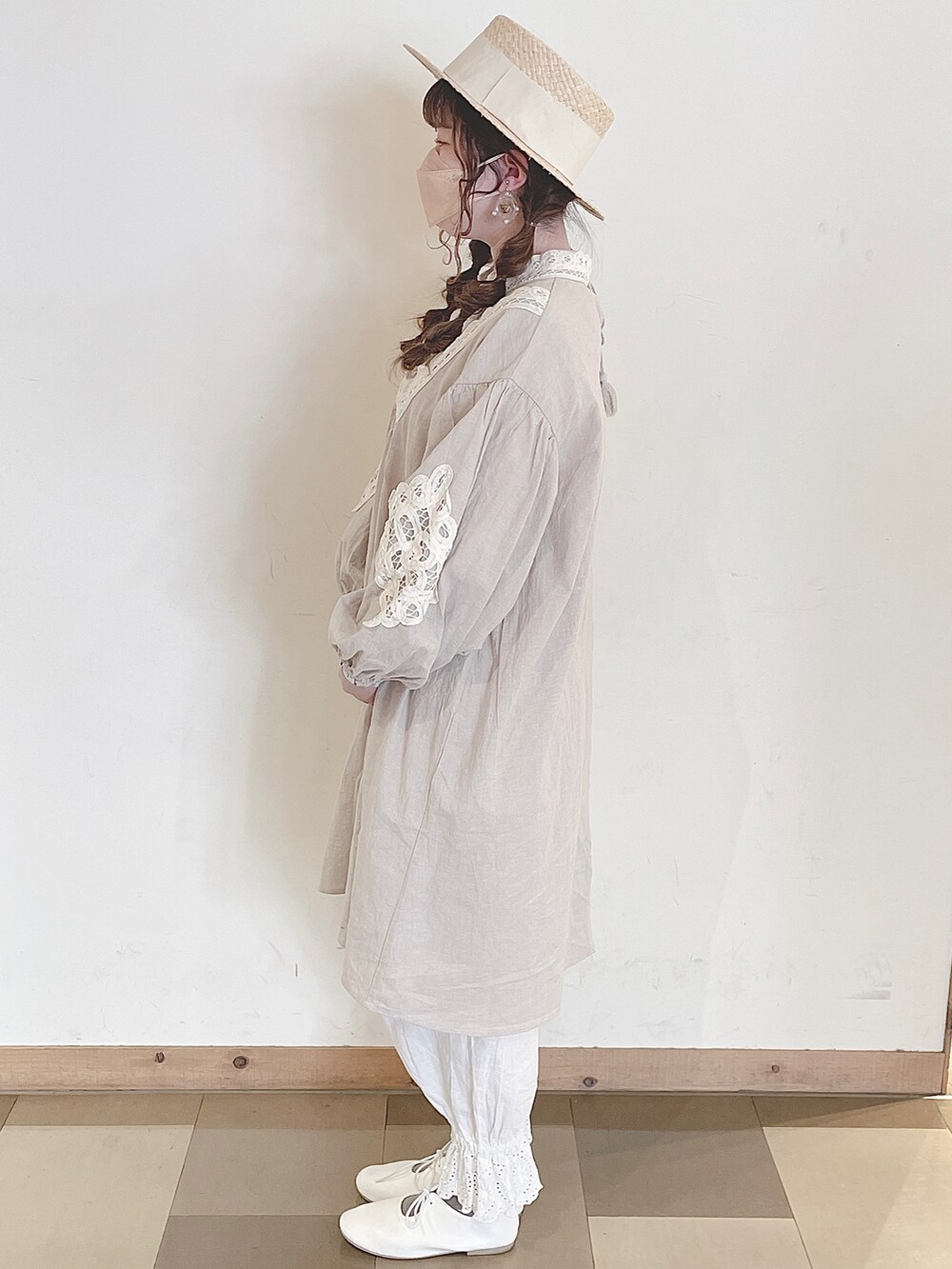 ホワイト系のその他シューズ、ベージュ系のチュニック、ホワイト系のその他パンツを着用したレディースの春コーディネートの3枚目の写真