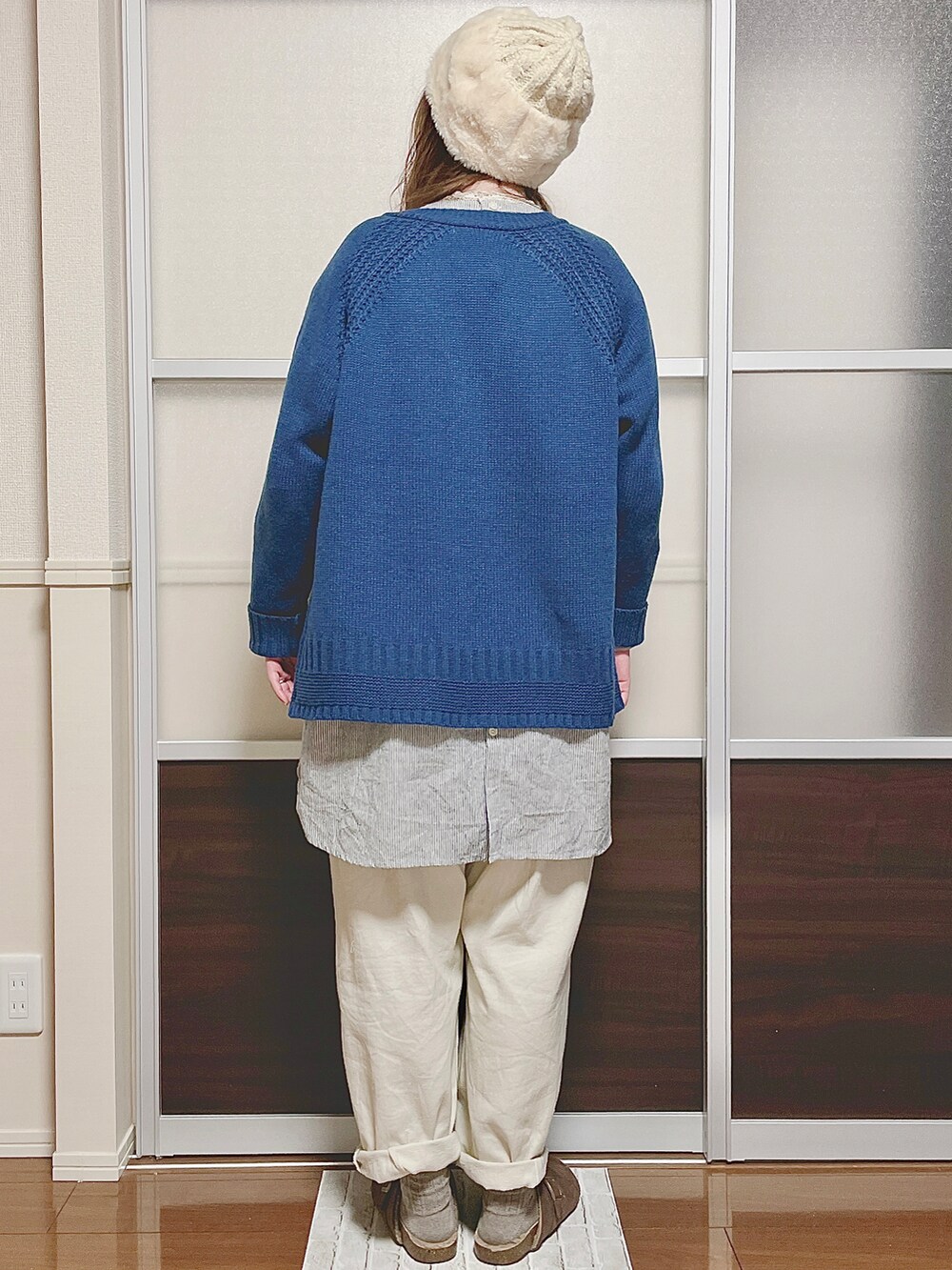 ブルー系のカーディガン/ボレロ、ホワイト系のその他パンツ、ブルー系のトップスを着用したレディースの冬コーディネートの4枚目の写真